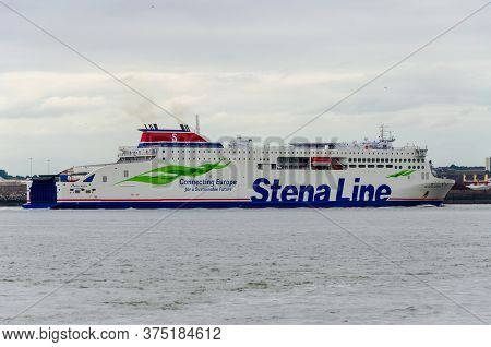 Wallasey, Uk: Jun 3, 2020: Stena Edda, A Ro-ro Passenger Ferry, Enters The River Mersey As It Approa