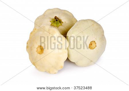 สควอช Pattypan ขาวที่แยกต่างหากบนพื้นสีขาว