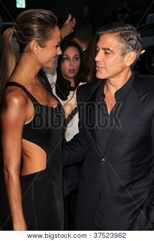 LOS ANGELES - okt 4: Stacy Keibler, George Clooney ankommer til 