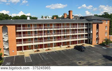 Williamsburg, Virginia, U.s.a - June 29, 2020 - The Front View Of The Rooms And Empty Parking Lot Of