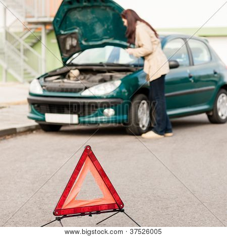 Donna cercando di risolvere il guasto alla macchina rotto segno triangolo