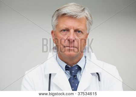 Modne læge søger søger alvorlige iført lab coat