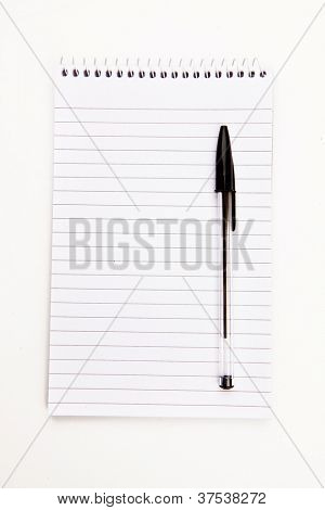 Blocco note con penna nera su uno sfondo bianco