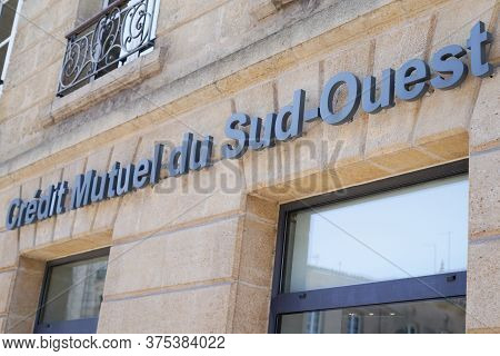 Bordeaux , Aquitaine / France - 07 06 2020 : Credit Mutuel Du Sud Ouest Logo Text Sign On Bank Agenc