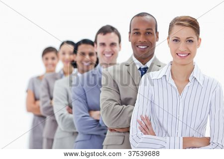 Close-up di gente sorridente, vestita abiti incrocio le braccia in una sola riga con focus sul f