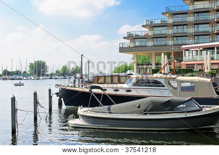 Łodzie w Marina Huizen. Holandia