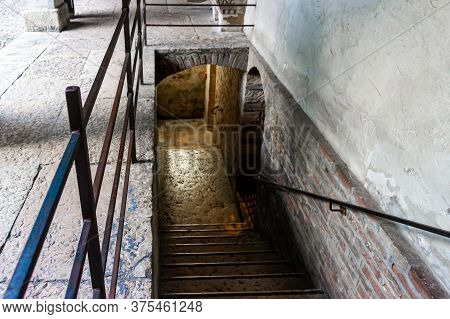 Verona, Italy, September 26, 2015 : Staircase Leading To The Basement With The Tomb Of Juliet In The