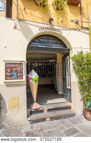 Lucca, Italy - August 14, 2019: Chiardicrema Shop In Amphitheater Square Or Piazza Dellanfiteatro In
