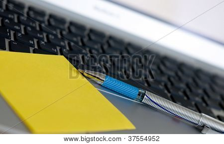 Pen på tastaturet