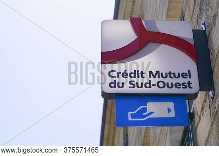 Bordeaux , Aquitaine / France - 07 07 2020 : Credit Mutuel Red Logo Atm And Text Sign Of Bank Office