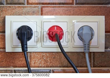 Socket Connection With Three Plugs, Electricity Consumption In The Kitchen With Three Plugs Plugged 