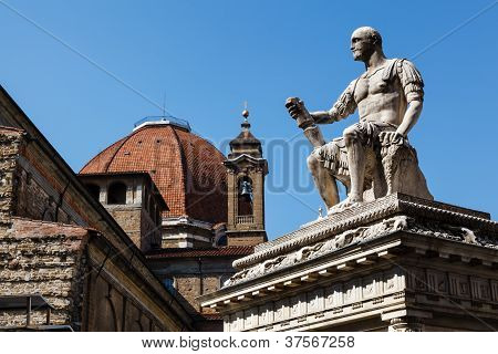 Estatua de Giovanni Delle Bande Nere en Piazza San Lorenzo por Baccio Bandinelli, Florencia, Italia