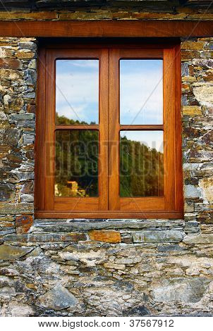 Detail okna schist vesnici v Portugalsku