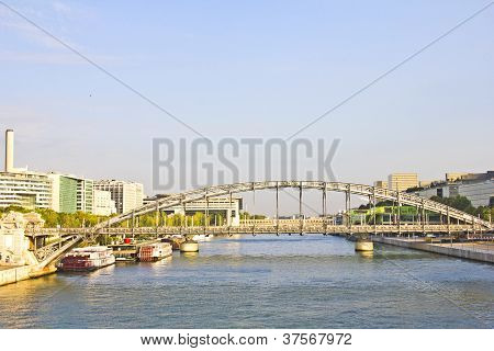 Ponte di Austerlitz e moderni edifici a Parigi, Francia