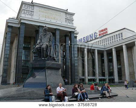 Moskva, Rusko - červen 27, 2008: Památník Fedor Dostojevského v náměstí nedaleko státní knihovna v červnu 27