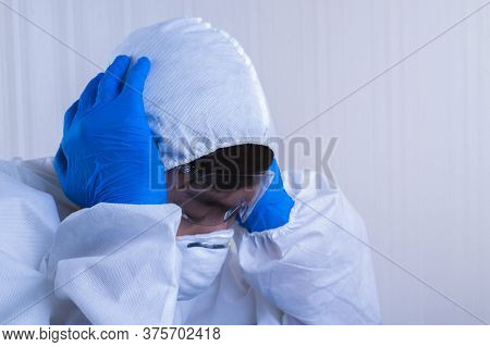 Doctors Wear A Face Shield / Ppe For Protection Against Coronavirus Disease. The Doctor Works Tirele