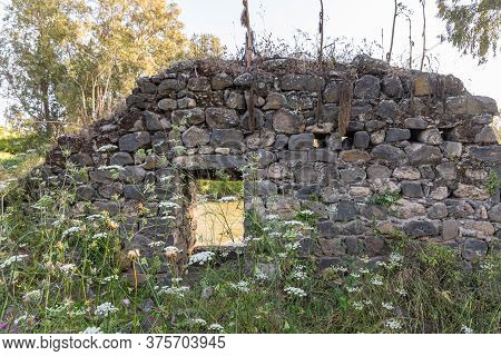 The Ruins Of The Fortress Wall Of The Ateret Fortress - Metzad Ateret - Qasr Atara - Located Next To