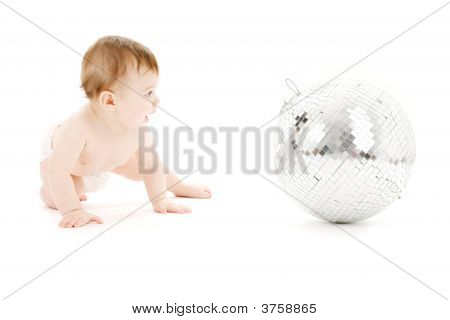 Adorabile Baby Boy con grande sfera da discoteca