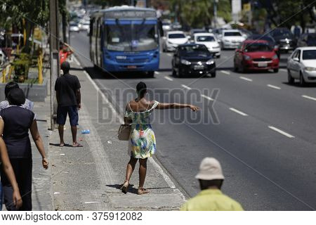 Salvador, Bahia / Brazil - February 12, 2019: Vehicle Movement On The Tancredo Neves Avenue In Salva