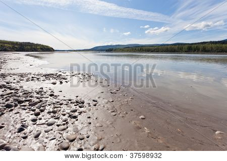 Ghiaia e fango a Yukon River vicino a Dawson City