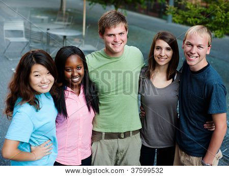 Grupo multiétnico de adolescentes