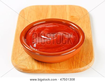Ketchup-Sauce auf ein hölzernes Schneidebrett