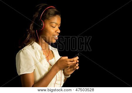 African American Girl lyssna på musik