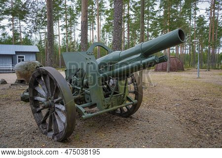 Virolahti, Finland - August 30, 2016: 155 Mm Cannon Of The Model 1915 In The Museum Of The Defensive