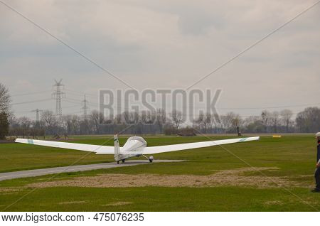 Glider Plane Bergkirchen Oberbayern, Takes Off, Glider Flying