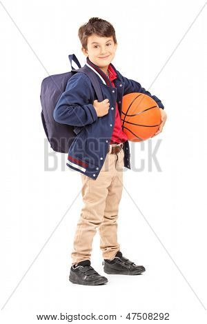 Volle Länge-Porträt eines Schuljungen mit Rucksack halten einen Basketball, isolated on white background