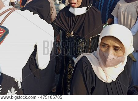 Central Java, Indonesia-april 22,2023; People Use Masks To Prevent The Latest Subvariant From Covid,