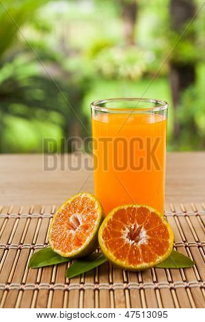 Vasos de jugo de naranja