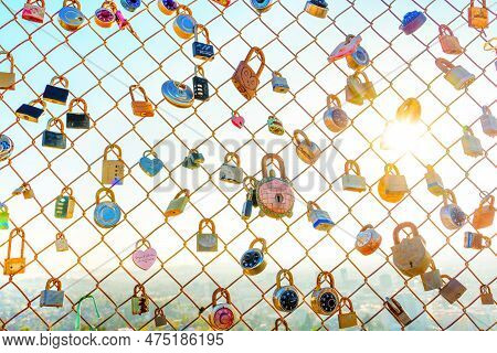 Los Angeles, California - December 19, 2022: Close-up Of The Runyon Canyon Fence With Locks Of Love