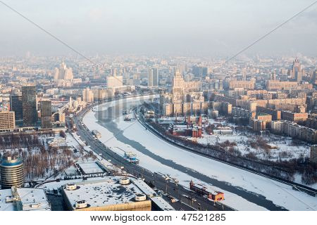 Moscou - 2 de janeiro: Vista da cidade de Moscou na paisagem com a casa branca, o Hotel Ucrânia, estrangeiros ofi