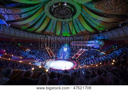 Moskwa - grudzień 31: Piękne laser show w Arena Moskwa wielkie Państwo cyrk na perspektywę Vernadsky De