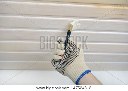 계약자는 천장에 나무 패널을 니스로 칠하기