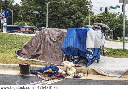 Dekalb County, Ga Usa - 07 07 20: Homeless Person Tent Camp At The Edge Of A Busy Kroger Shopping Ce