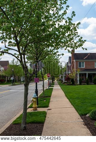 Pittsburgh, Pennsylvania, Usa April 25, 2023 A Sidewalk With Trees On Summerset Drive In The Summers