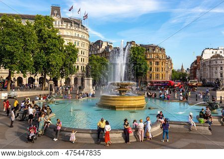 London, The United Kingdom - June 26, 2022: Fountain At Trafalgar Square In A Sunny Summer Day In Lo