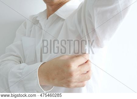 Men Wear White Sleeves, Arms Are Covered With Armpits, Sweat Are Unclean And Unclean. Health Care Co