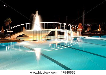 Swimmingpool med springvand i nat belysning på luksushotel, Peloponnes, Grækenland