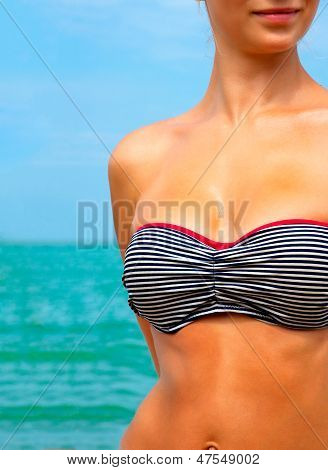 Een vrouw Sunbathes op een strand