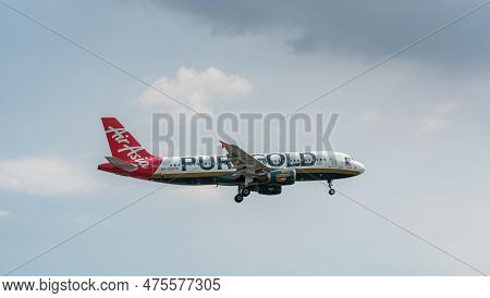 Manila, Philippines, February 20, 2017: Airasia Airlines Airbus A320 Rp-c8975 Landing In Manila Inte