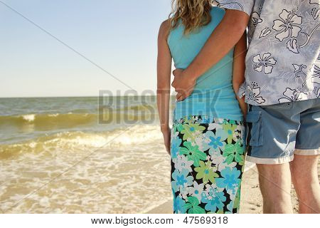 Par på bredden af havet