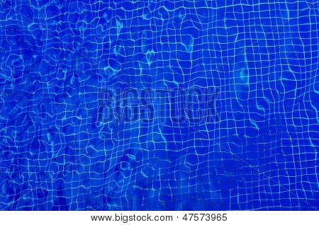 Close-up di una piscina con sfondo blu mosaico