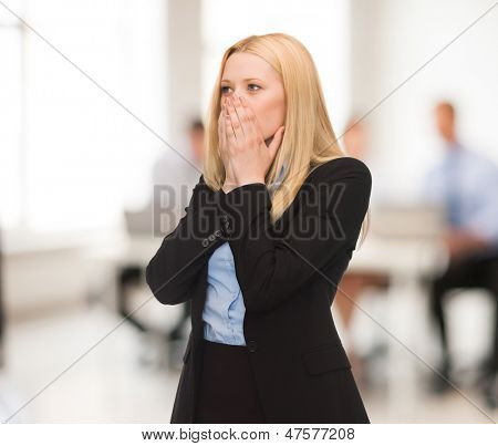 强调在办公室拿她的头用手的女人