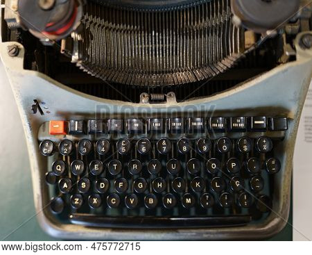 Vintage Typewriter With Alphabet Keys And Typebars