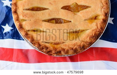 Bir kafes en iyi elmalı turta bir Amerikan bayrağı masa örtüsü üzerinde genel gider bir kadeh. Closeup sadece yarım p