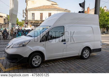 Bordeaux , Aquitaine  France - 05 01 2023 : Nissan E-nv200 Electric Van Delivery White High Panel Ev