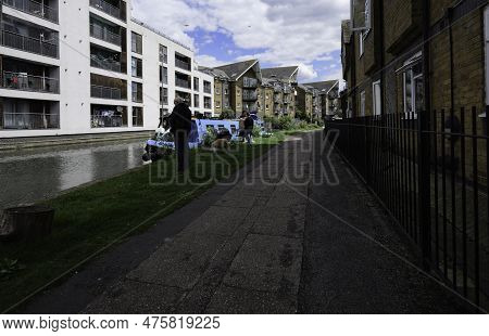 London - 05 21 2022: People Living On Houseboats On The Grand Union Canal Near Tollbridge Cl